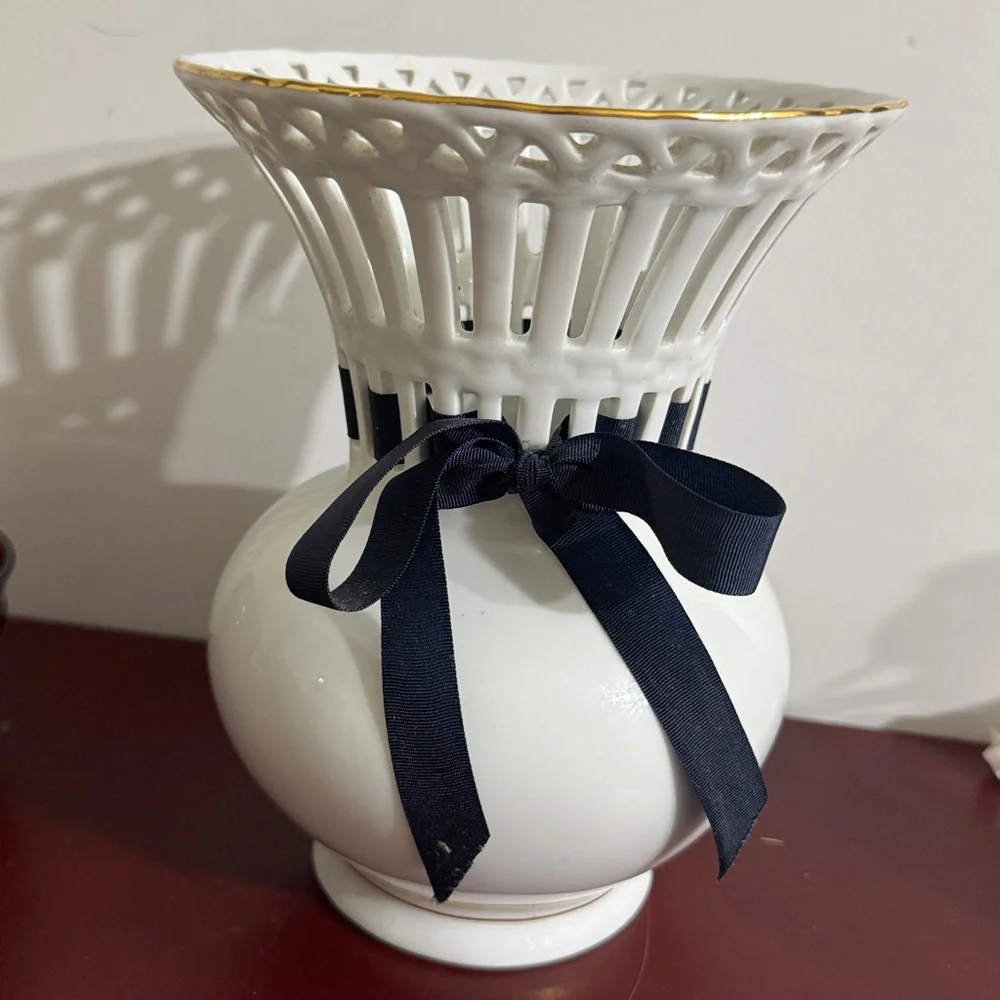 Vintage Formalities by Baum Bros. with a basket weave lattice 7 3/4”